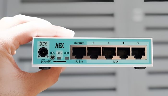 MikroTik RB750Gr3 hỗ trợ cân bằng tải qua 5 cổng Gigabit